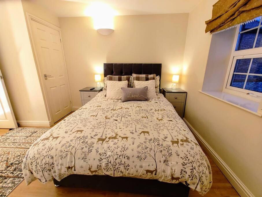 Cosy Central Modern Apartment Нантвич Экстерьер фото