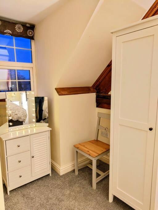 Cosy Central Modern Apartment Нантвич Экстерьер фото