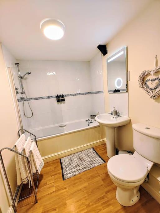 Cosy Central Modern Apartment Нантвич Экстерьер фото